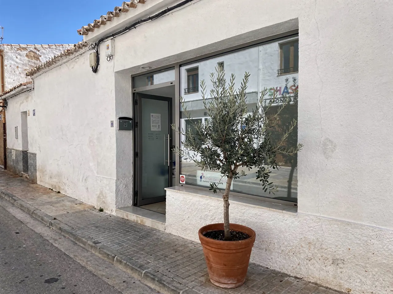 Entrada de Clínica Dental Garcés en Tomelloso
