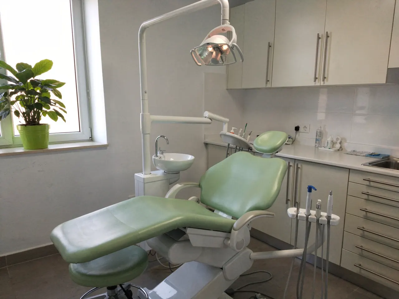 Gabinete de la clínica con el sillón dental y la lámpara